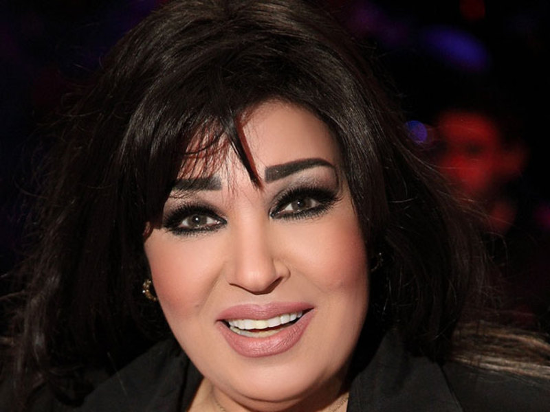 صور باروكة فيفي عبده تثير الجدل في عزاء والنشطاء يكتشفون عيباً في أظافرها!